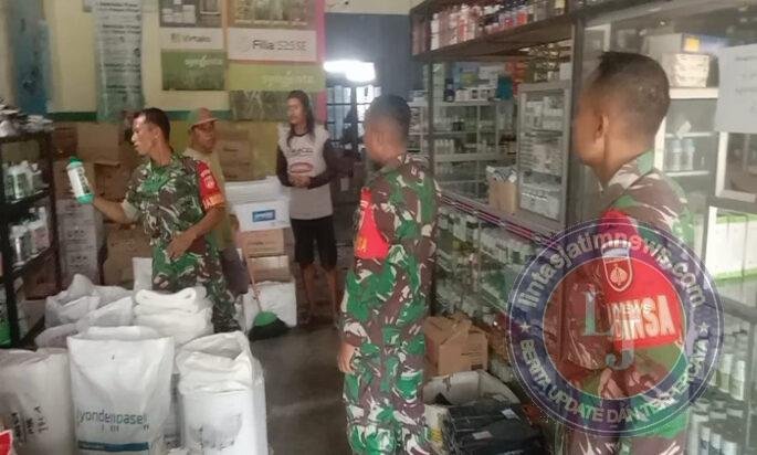 Babinsa Plupuh Cek Stok Pupuk, Pastikan Kebutuhan Petani Terpenuhi