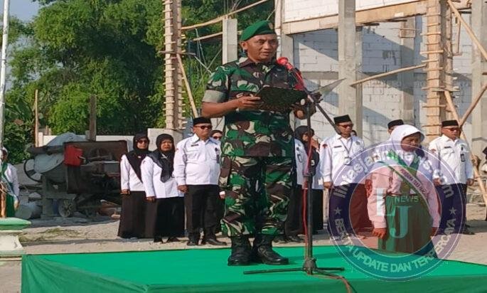 Tanamkan Disiplin dan Cinta Tanah Air, Babinsa Pangkur Jadi Irup Upacara di MIN 13 Ngawi