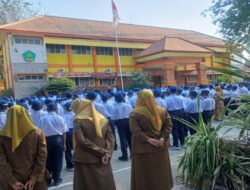 Hadir Jadi Pembina Upacara di SMPN 1 Pucuk, Kapolsek Pucuk Titip 3 Kunci Sukses untuk Siswa