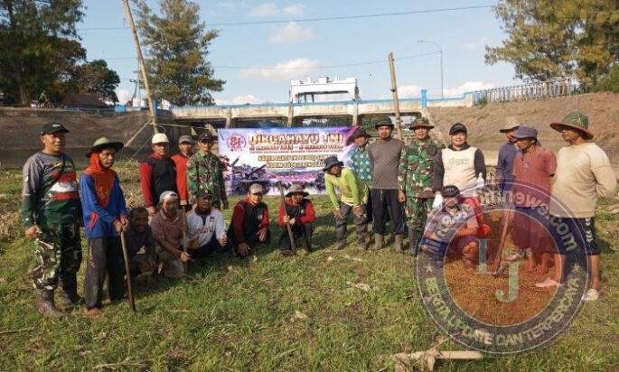 HUT ke-81 TNI, Koramil 0806-03/Durenan Bersama Warga Bersihkan Sungai