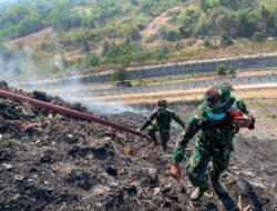 Tanggap Bencana, Koramil 04/Jebres Bersama Damkar Padamkan Api TPA Putri Cempo