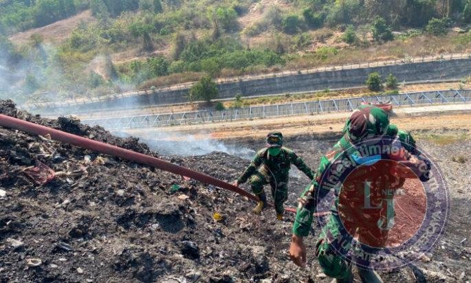Tanggap Bencana, Koramil 04/Jebres Bersama Damkar Padamkan Api TPA Putri Cempo