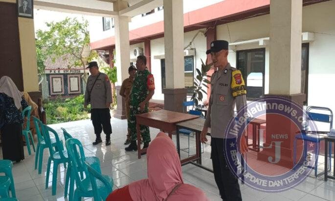 Babinsa Paron dan Bhabinkamtibmas Bersinergi Amankan Penyaluran PKH Plus Tahap III