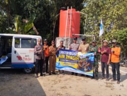 Babinsa : Krisis Air Bersih, Alumni SMPN 2 Masaran Kirim 10 Ribu Liter Air ke Warga Srawung