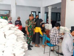 TNI Dampingi Penyaluran 30 Kg Beras Bulog untuk 468 KPM di Trenggalek