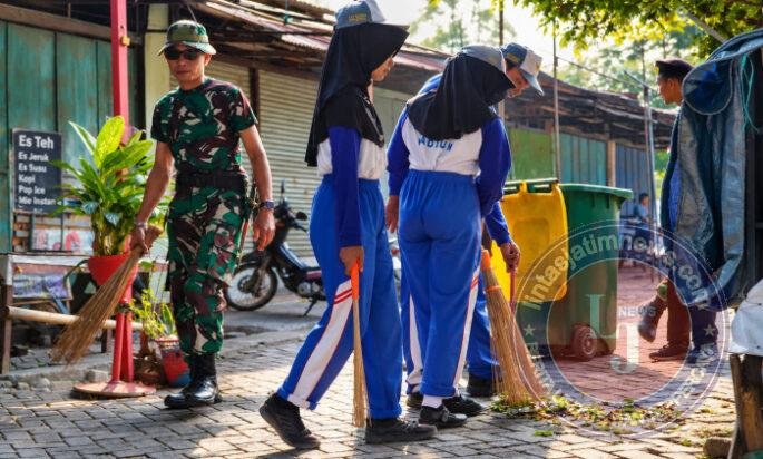 Sambut HUT ke-81 TNI, Kodim Madiun Ajak Pelajar dan Warga Peduli Kebersihan Pasar