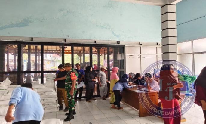Babinsa Sugihwaras Kawal Pendistribusian Penyaluran Bantuan Pangan Cadangan Beras