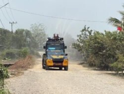 Kurangi Debu dan Dampak Karhutla, Samapta Polda Kaltara Lakukan Penyiraman Jalan