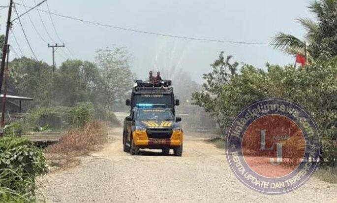 Kurangi Debu dan Dampak Karhutla, Samapta Polda Kaltara Lakukan Penyiraman Jalan