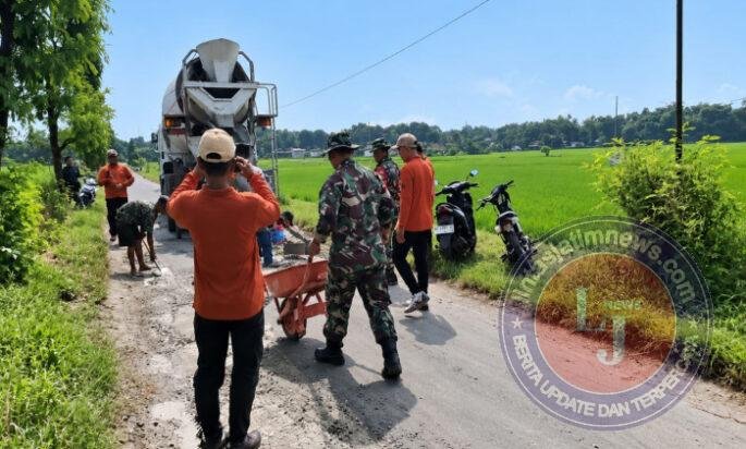 Tak Sekadar Bertugas, Babinsa Jogodayuh Turun Tangan Perbaiki Jalan Desa