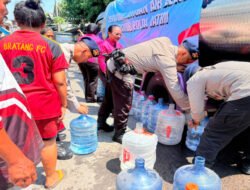 Brimob Polda Jatim Salurkan 37.000 Liter Air Bersih untuk Warga Terdampak Kemarau