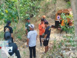 Sigap, Babinsa Gerih Bersama BPBD dan Warga Bersama Padamkan Kebakaran Lahan Jati di Gerih