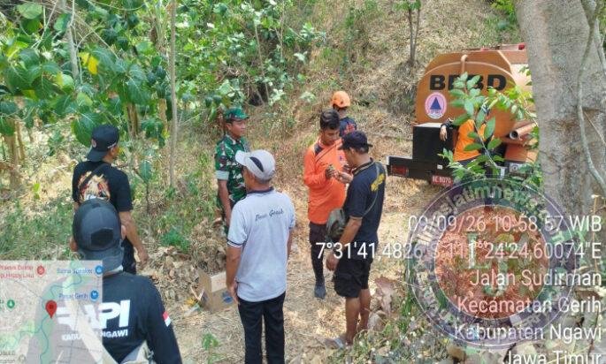 Sigap, Babinsa Gerih Bersama BPBD dan Warga Bersama Padamkan Kebakaran Lahan Jati di Gerih