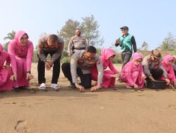Polres Trenggalek Tanam Mangrove dan Lepas Liarkan Ratusan Tukik