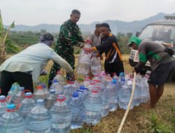 Dampak Kemarau Panjang, Babinsa Dampingi Penyaluran Bantuan Air Bersih di Dusun Pojok