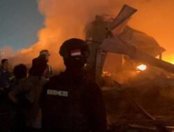 Brimob Polda Metro Jaya Bantu Amankan Lokasi Kebakaran Lapak Limbah di Bekasi