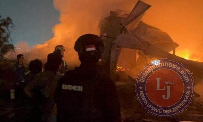 Brimob Polda Metro Jaya Bantu Amankan Lokasi Kebakaran Lapak Limbah di Bekasi