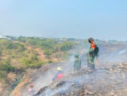 Pantang Mundur! TNI, Damkar dan Instansi Terkait Bahu Membahu Padamkan Api TPA Putri Cempo