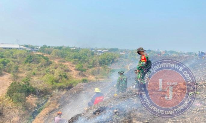 Pantang Mundur! TNI, Damkar dan Instansi Terkait Bahu Membahu Padamkan Api TPA Putri Cempo
