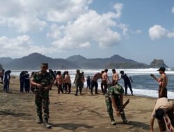 Koramil 0806-11/Panggul Gelar Karya Bakti Peduli Sampah di Pantai Kili-Kili