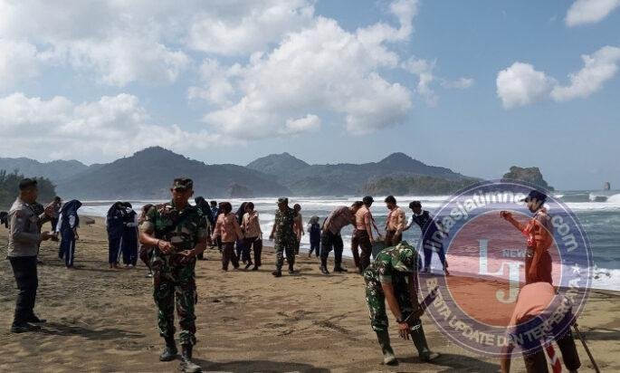 Koramil 0806-11/Panggul Gelar Karya Bakti Peduli Sampah di Pantai Kili-Kili