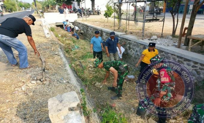 Sambut HUT ke-81 TNI, Koramil Kebonsari dan Warga Bergandengan Tangan Bersihkan Pasar Hewan