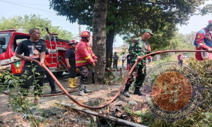 Sigap! Babinsa Karangasem Bersama Warga dan Damkar Padamkan Api di Lahan Kosong