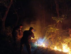 Karhutla Malam Hari, Babinsa Kodim Ponorogo dan Masyarakat Turun Padamkan Api