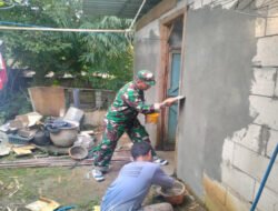 Ringankan Beban Warga, Babinsa Turun Tangan Perbaiki Rumah Rusak
