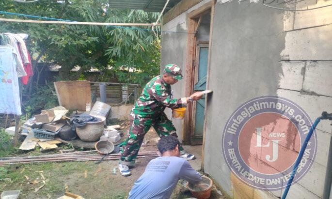 Ringankan Beban Warga, Babinsa Turun Tangan Perbaiki Rumah Rusak