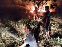Babinsa Koramil 01/Ngawi Bersama Petugas dan Warga Padamkan Kebakaran Lahan Bambu di Kranggan