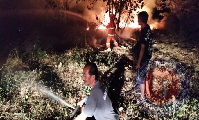 Babinsa Koramil 01/Ngawi Bersama Petugas dan Warga Padamkan Kebakaran Lahan Bambu di Kranggan