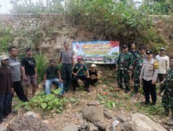 HUT ke-81 TNI, TNI-Polri dan Warga Bersihkan Sungai Tawing Trenggalek