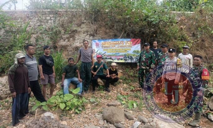 HUT ke-81 TNI, TNI-Polri dan Warga Bersihkan Sungai Tawing Trenggalek