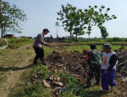 Tak Sekedar Bersih-bersih, Babinsa Jatibatur Ikut Turun Tangan Bersama Warga