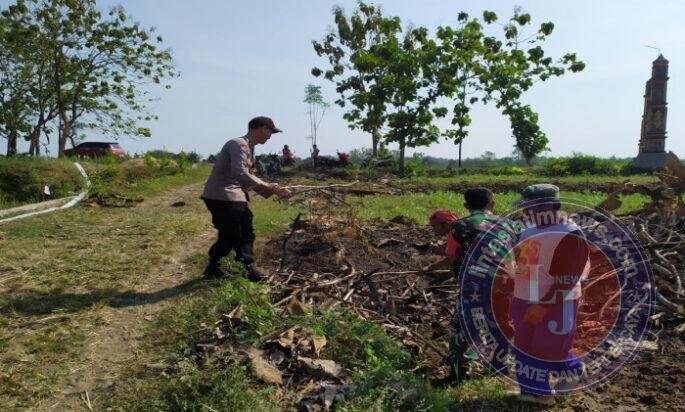 Tak Sekedar Bersih-bersih, Babinsa Jatibatur Ikut Turun Tangan Bersama Warga