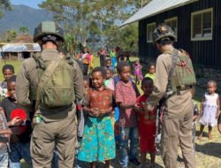 Dari Pos Kulirik ke Gereja Dondobaga, Personel Damai Cartenz Sapa Anak-Anak Sekolah Minggu