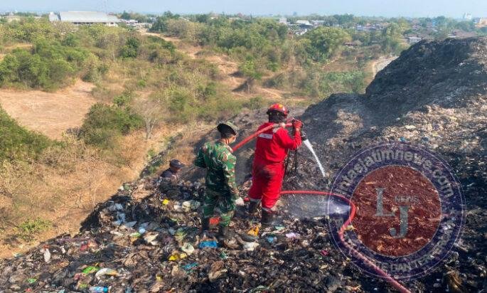 Terus Bergerak! TNI dan Tim Gabungan Lakukan Pendinginan di TPA Putri Cempo, Cegah Karhutla Susulan