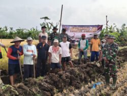 TNI-Polri dan Warga Gotong Royong Bersihkan Irigasi Persawahan