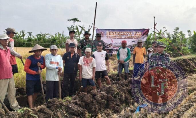 TNI-Polri dan Warga Gotong Royong Bersihkan Irigasi Persawahan
