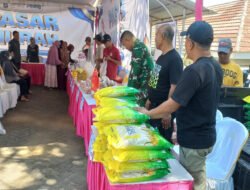 TNI di Wilayah Teritorial Lakukan Monitoring Jalannya Operasi Pasar Murah di Pacitan
