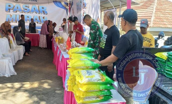 TNI di Wilayah Teritorial Lakukan Monitoring Jalannya Operasi Pasar Murah di Pacitan