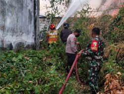 Angin Kencang Bikin Api Cepat Menjalar, Damkar Kodim 0803/Madiun Turut Jinakkan Kebakaran di Demangan