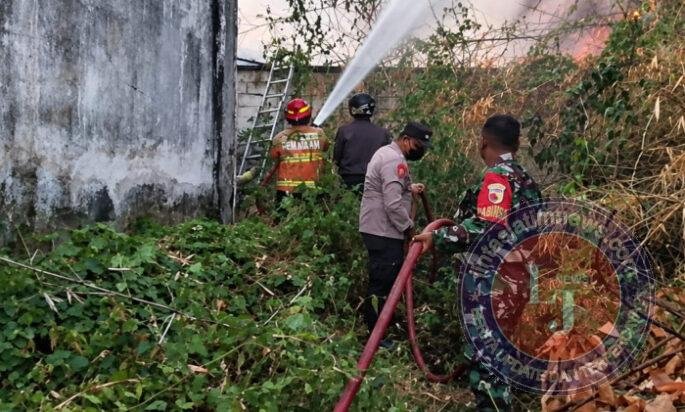 Angin Kencang Bikin Api Cepat Menjalar, Damkar Kodim 0803/Madiun Turut Jinakkan Kebakaran di Demangan