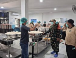 Pastikan Kebersihan Makanan, Babinsa Danukusuman Cek Langsung Dapur SPPG