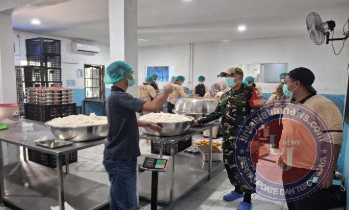 Pastikan Kebersihan Makanan, Babinsa Danukusuman Cek Langsung Dapur SPPG
