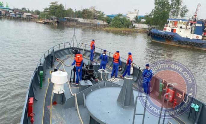 Gelombang Kurang Bersahabat, Kapal Polri Tetap Sisir Laut Bersama Tim Sar Cari Korban Km Virgo Transport 8