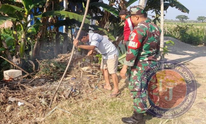 Komsos, Babinsa Kodim Ponorogo Ajak Warga Jaga Kebersihan Lingkungan