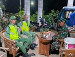 Patroli Malam, Anggota TNI Sambangi Pos Kamling dan Sampaikan Pesan Kamtibmas