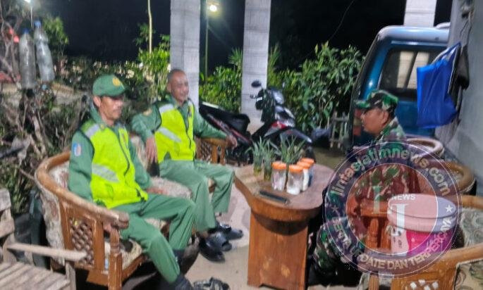 Patroli Malam, Anggota TNI Sambangi Pos Kamling dan Sampaikan Pesan Kamtibmas